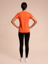 Załaduj obraz do przeglądarki galerii, Model Back: Uv Line Haut De Plage T-Shirt Uvpro Fem Pitanga Upf50+