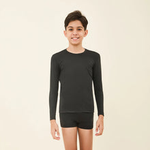 Załaduj obraz do przeglądarki galerii, Model Front: Uv Line T-Shirt Longsleeve Uvpro Kids Black Upf50+
