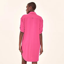 Załaduj obraz do przeglądarki galerii, Model Back: Uv Line Chemise Shirtdress Copenhagen Cherry Hot Pink Upf50+
