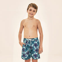 Załaduj obraz do przeglądarki galerii, Model Front: Uv Line Maillot De Bain Garçon Shorts Aqua Hibiscus Kids Upf50+