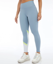 Załaduj obraz do przeglądarki galerii, Model Front: Alto Giro Fitness Bas Legging Hyper Recorte Diagonal Cinza Wind