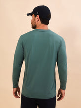 Załaduj obraz do przeglądarki galerii, Model Back: Uv Line T-Shirt Longsleeve New Fit Textura Masc Verde Jade Upf50+