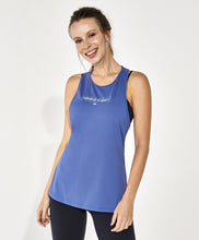 Załaduj obraz do przeglądarki galerii, Model Front: Alto Giro Fitness Haut Regata Skin Fit Inspiracional Nadador Azul Moonlight