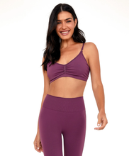 Załaduj obraz do przeglądarki galerii, Model Front: Alto Giro Fitness Haut Top Sem Costura Essential Roxo Wine