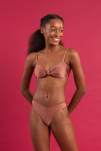 Załaduj obraz do przeglądarki galerii, Image 08: Rio De Sol Ensemble Set Shimmer-Copper Bandeau-Joy Nice-Fio