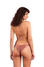 Załaduj obraz do przeglądarki galerii, Model Back: Rio De Sol Bas Bottom Shimmer-Copper Frufru