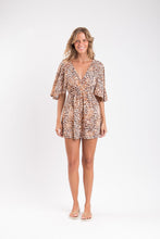 Załaduj obraz do przeglądarki galerii, Model Front: Rio De Sol Mini Dress Leopard Mini Dress