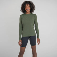 Załaduj obraz do przeglądarki galerii, Model Front: Uv Line T-Shirt Longsleeve Uvpro Fem Verde Militar Upf50+