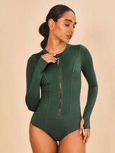 Załaduj obraz do przeglądarki galerii, Model Front: Uv Line Une Pièce Swimsuit Macae Green Cactus Upf50+