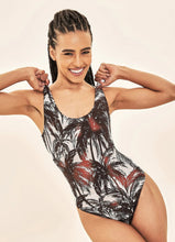 Załaduj obraz do przeglądarki galerii, Model Front: Uv Line Une Pièce Swimsuit Coqueiros Bege Upf50+