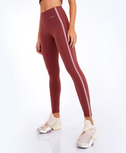 Załaduj obraz do przeglądarki galerii, Model Front: Alto Giro Fitness Bas Legging Bodytex Ii Com Laser E Fusao Marrom Mahogany