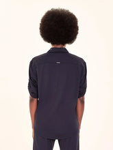 Załaduj obraz do przeglądarki galerii, Model Back: Uv Line Chemise Shirt Copa Black Upf50+