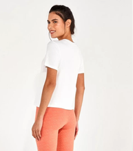 Załaduj obraz do przeglądarki galerii, Model Back: Alto Giro Fitness Haut T-Shirt Radiosa Love Is Off White