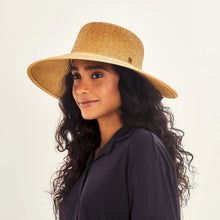 Załaduj obraz do przeglądarki galerii, Image 02: Uv Line Chapeau Souple/Capeline Hat Santorini Imp Fem Wheat Upf50+