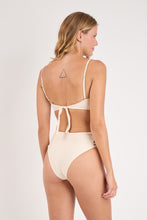 Załaduj obraz do przeglądarki galerii, Model Back: Rio De Sol Ensemble Set Malibu-Natural Bandeau-Iris High-Waist-Spin-Iris