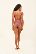 Załaduj obraz do przeglądarki galerii, Model Back: Uv Line Une Pièce Swimsuit Shine Malva