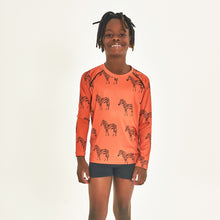 Załaduj obraz do przeglądarki galerii, Model Front: Uv Line T-Shirt Longsleeve Acqua Zebra Inf Upf50+