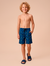 Załaduj obraz do przeglądarki galerii, Model Front: Uv Line Maillot De Bain Garçon Shorts Acqua Kids Pirates Fun Upf50+
