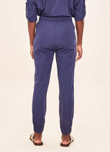 Załaduj obraz do przeglądarki galerii, Model Back: Uv Line Pantalon De Plage Pants Fem Basic Navy Blue Upf50+