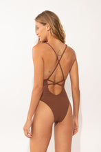 Załaduj obraz do przeglądarki galerii, Model Back: Rio De Sol Une Pièce Sand-Cappuccino Sunny