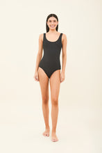 Załaduj obraz do przeglądarki galerii, Model Front: Uv Line Une Pièce Maio Swim Textura Preto Upf50+