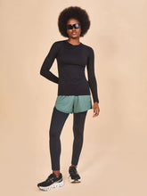 Załaduj obraz do przeglądarki galerii, Model Front: Uv Line T-Shirt Longsleeve Fem Skin Infratherm Preto Upf50+