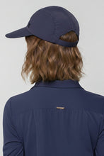 Załaduj obraz do przeglądarki galerii, Model Back: Uv Line Casquette Visor Capri Colors Nac Fem Navy Blue Upf50+