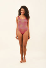 Załaduj obraz do przeglądarki galerii, Model Front: Uv Line Une Pièce Swimsuit Shine Malva