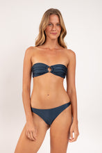 Załaduj obraz do przeglądarki galerii, Model Front: Rio De Sol Bas Bottom Shimmer-Shark Leblon