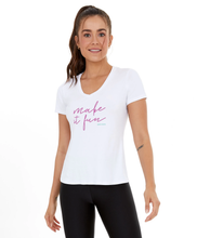 Załaduj obraz do przeglądarki galerii, Model Front: Alto Giro Fitness Haut T-Shirt Skin Fit Make It Fun Branco Optico