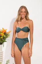 Załaduj obraz do przeglądarki galerii, Model Front: Rio De Sol Ensemble Set Palace Twist Belted-High-Waist