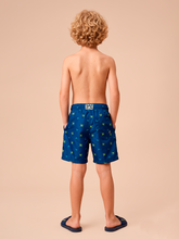 Załaduj obraz do przeglądarki galerii, Model Back: Uv Line Maillot De Bain Garçon Shorts Acqua Kids Pirates Fun Upf50+