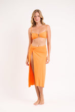 Załaduj obraz do przeglądarki galerii, Model Front: Rio De Sol Jupe De Page Bio-Laranjada Long Skirt Knot