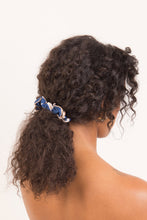 Załaduj obraz do przeglądarki galerii, Model Front: Rio De Sol Chouchou Pottery Scrunchie