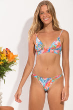 Załaduj obraz do przeglądarki galerii, Model Front: Rio De Sol Ensemble Set Zinnia Tri-Cos Leblon