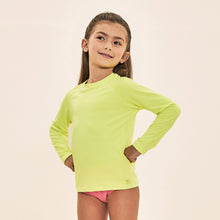 Załaduj obraz do przeglądarki galerii, Model Front: Uv Line T-Shirt Acqua Qr Code Amarelo Fluor Upf50+