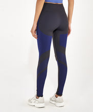 Załaduj obraz do przeglądarki galerii, Model Back: Alto Giro Fitness Bas Legging Sem Costura Emana Bicolor Preto