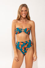 Załaduj obraz do przeglądarki galerii, Model Front: Rio De Sol Bas Bottom Luma Hotpants