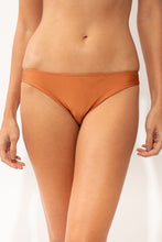 Załaduj obraz do przeglądarki galerii, Gallery: Rio De Sol Bas Bottom Shimmer-Nocciola Essential-Comfy