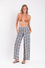 Załaduj obraz do przeglądarki galerii, Model Front: Rio De Sol Pantalon De Plage Ikat Wide Pants