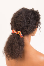 Załaduj obraz do przeglądarki galerii, Model Front: Rio De Sol Chouchou Love-Trip Scrunchie
