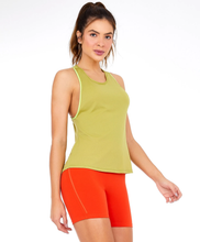 Załaduj obraz do przeglądarki galerii, Model Front: Alto Giro Fitness Haut Regata Speed Debrum Sport Way Verde Moss