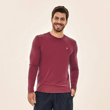 Załaduj obraz do przeglądarki galerii, Model Front: Uv Line T-Shirt Longsleeve Uvpro Masc Vermelho Queimado Upf50+