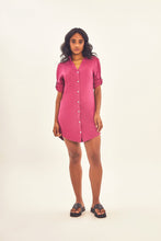 Załaduj obraz do przeglądarki galerii, Model Front: Uv Line Chemise Shirtdress Copenhagen Fem Fucsia Upf50+