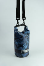 Załaduj obraz do przeglądarki galerii, Model Back: Feelfree Sac De Plage Dry Tube 1,5L Tropical Mid Night Blue
