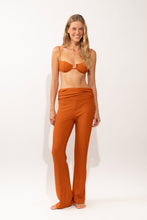 Załaduj obraz do przeglądarki galerii, Model Front: Rio De Sol Pantalon De Plage Ferrugo Murana Pants