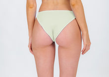 Załaduj obraz do przeglądarki galerii, Model Back: Rio De Sol Bas Bottom Off-White Essential-Comfy