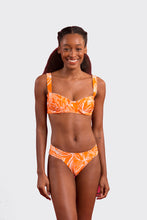 Załaduj obraz do przeglądarki galerii, Model Front: Rio De Sol Ensemble Set Trail-Orange Amelia Baobi