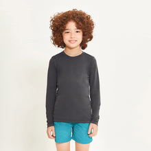 Załaduj obraz do przeglądarki galerii, Model Front: Uv Line T-Shirt Longsleeve Uvpro Kids Preto Upf50+