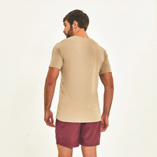 Załaduj obraz do przeglądarki galerii, Model Back: Uv Line Fitness Haut T-Shirt Sport Fit Areia Upf50+
